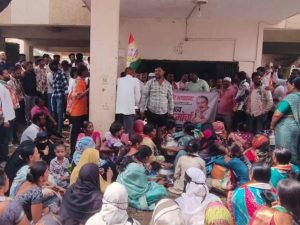 अहिल्यानगर जिल्ह्यात पाणीटंचाईचे संकट गडद:जामखेडमध्ये महिलांचा माठफोड मोर्चा, श्रीरामपुरात उपोषणाचा इशारा